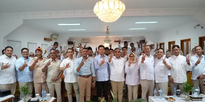 Sekretaris Jenderal DPP Gerindra, Ahmad Muzani meminta para kadernya untuk masif dalam kerja politik di masa kampanye Pemilu 2024 demi memenangkan pasangan Prabowo Subianto dan Gibran