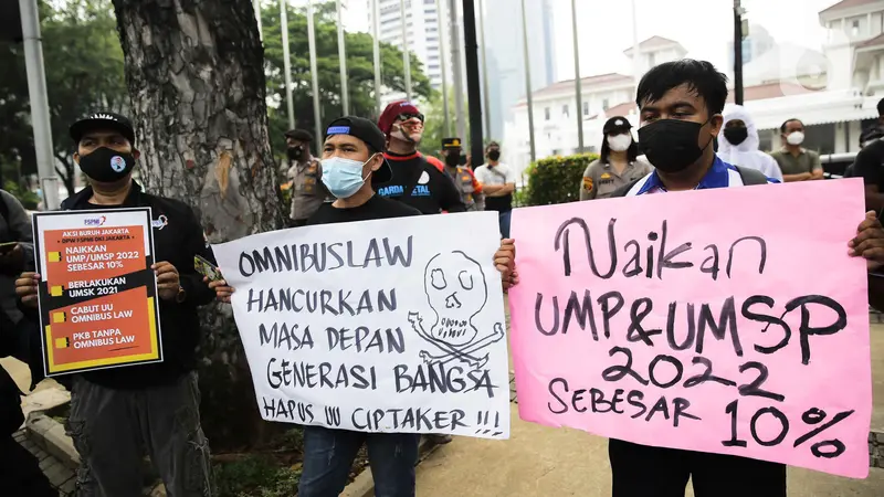 Sejumlah buruh saat melakukan aksi di depan Balai Kota DKI Jakarta, Selasa (26/10/2021). Pada aksi tersebut massa buruh menuntut kenaikan UMP 2022 sebesar 10 persen, berlakukan UMSK 2021 dan mencabut UU Omnibus Law. (Liputan6.com/Faizal Fanani