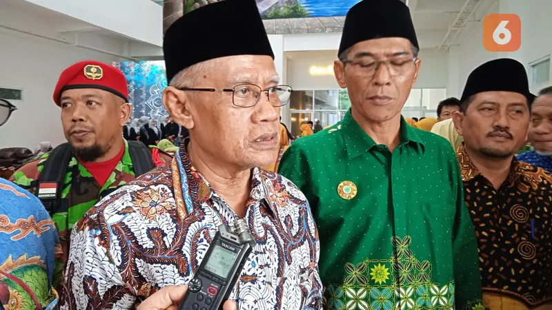 Ketua PP Muhammadiyah Haedar Nashir saat diwawancarai wartawan usai meresemikan Gedung Jenderal Sudirman milik Universitas Kalimantan Timur (UMKT) di Samarinda, Rabu (17/5/2023)