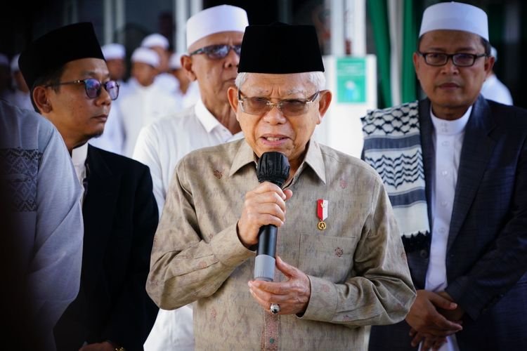 Wakil Presiden Ma'ruf Amin memberikan keterangan pers di Pondok Pesantren Muqimus Sunnah, Banyuasin, Jumat (7/7/2023). (Dokumentasi/BPMI Setwapres)