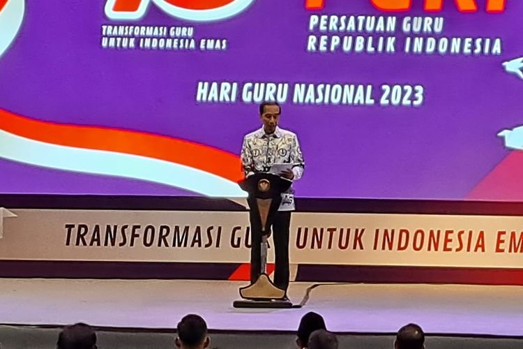 Presiden Joko Widodo berpidato saat menghadiri acara peringatan ulang tahun ke-78 Persatuan Guru Republik Indonesia (PGRI) sekaligus peringatan Hari Guru Nasional di Kelapa Gading, Jakarta, Sabtu (25/11/2023).(KOMPAS.com/Ardito Ramadhan D)