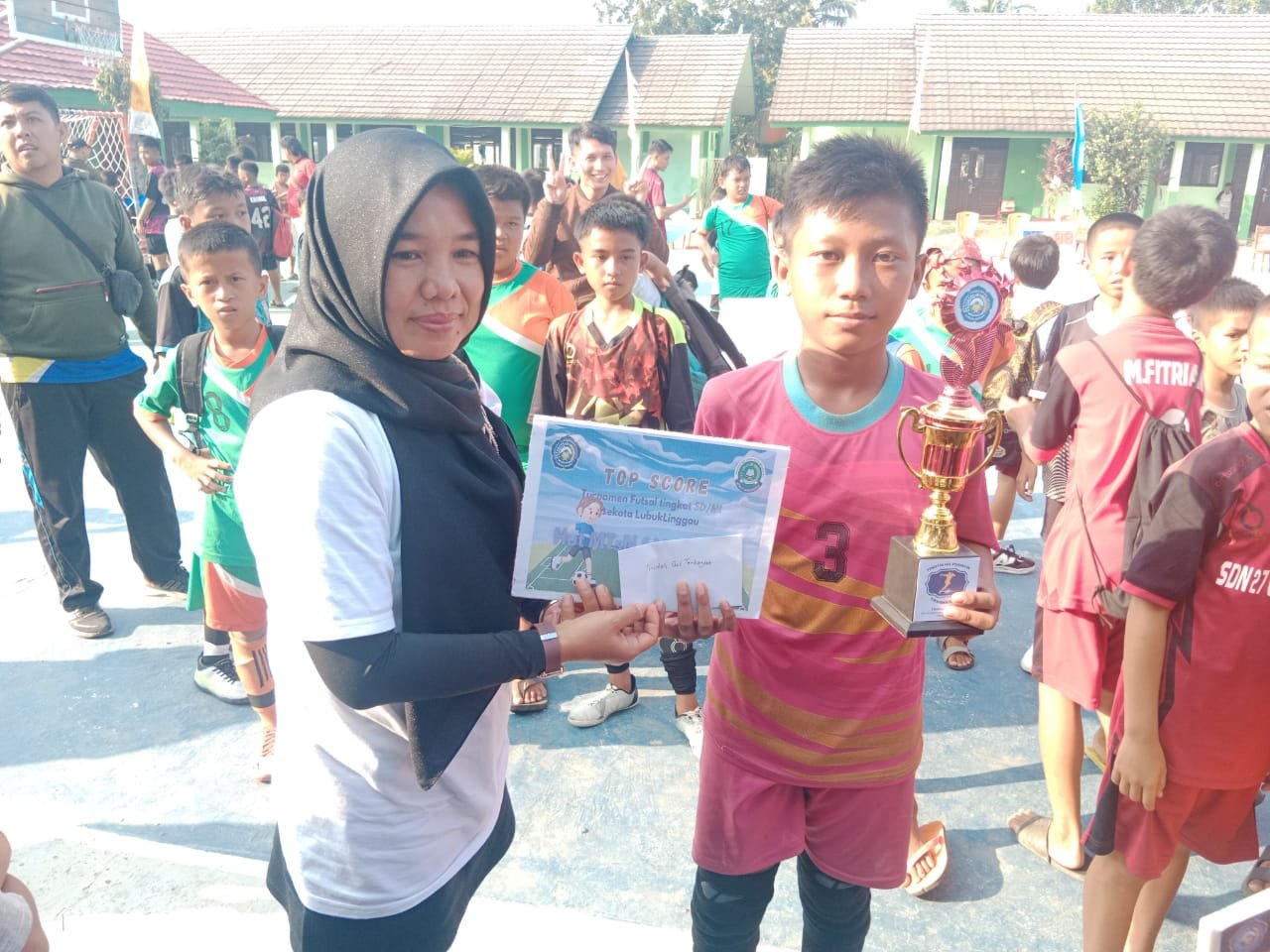 Dèwa Pratama Penjaga gawang Tim Futsal SDN 58 Kota Lubuklinggau Meraih gelar Top Skor pada Turnamen Futsal antar SD/MI Sekota Lubuklinggau dalam rangka Milad ke 43 MTSN 1 Kota Lubuklinggau