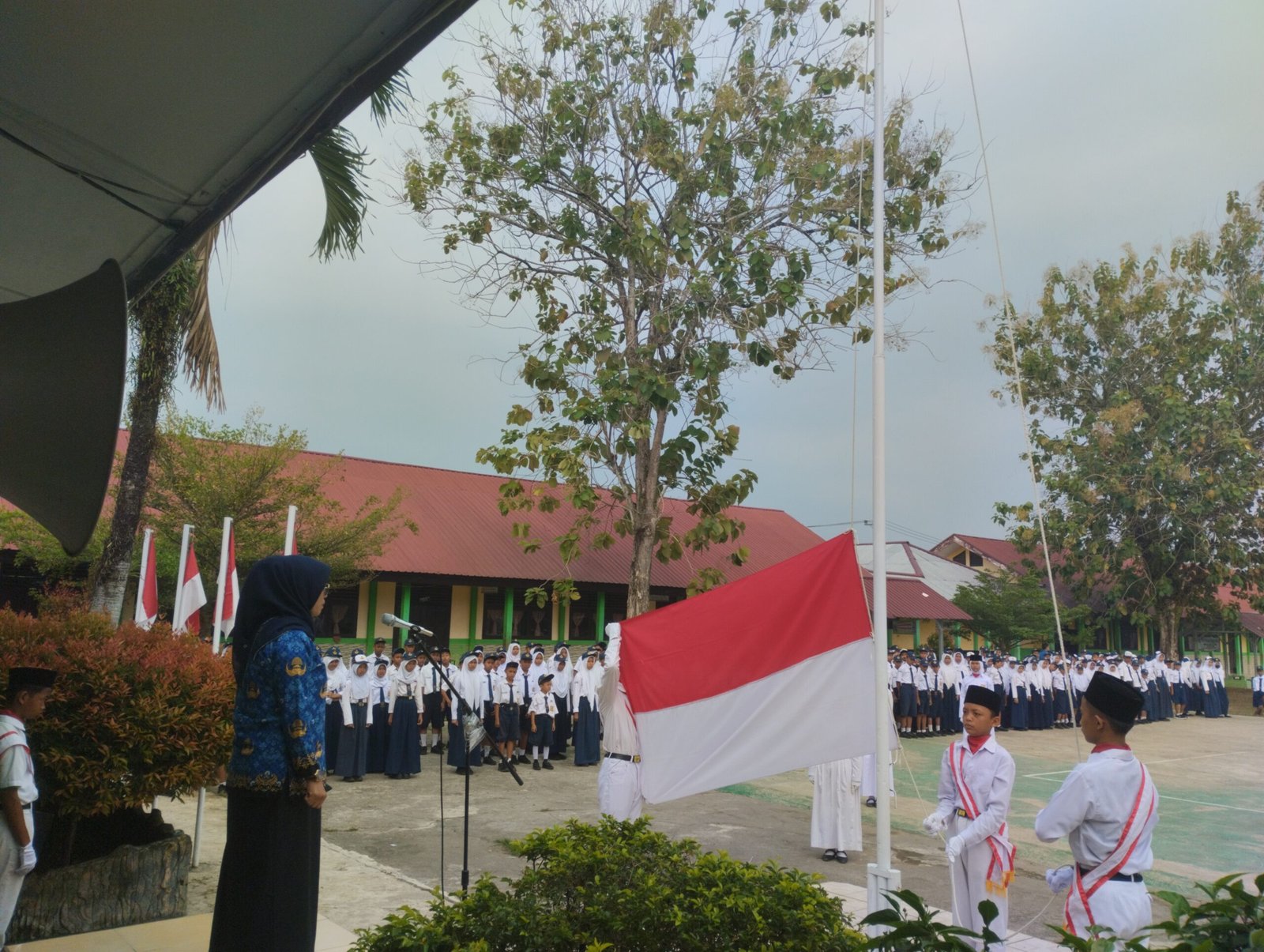 Upacara bendera Merupakan salah satu peran Guru untuk menanamkan jiwa nasionalisme dan patriotisme kepada peserta didiknya. Foto Koleksi SMPN 8 Lubuklinggau