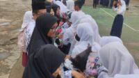 Siswa/i SMPN 8 Kota Lubuklinggau memberikan bunga kepada guru nya di Momen HGN ke 78. /Foto Kjng