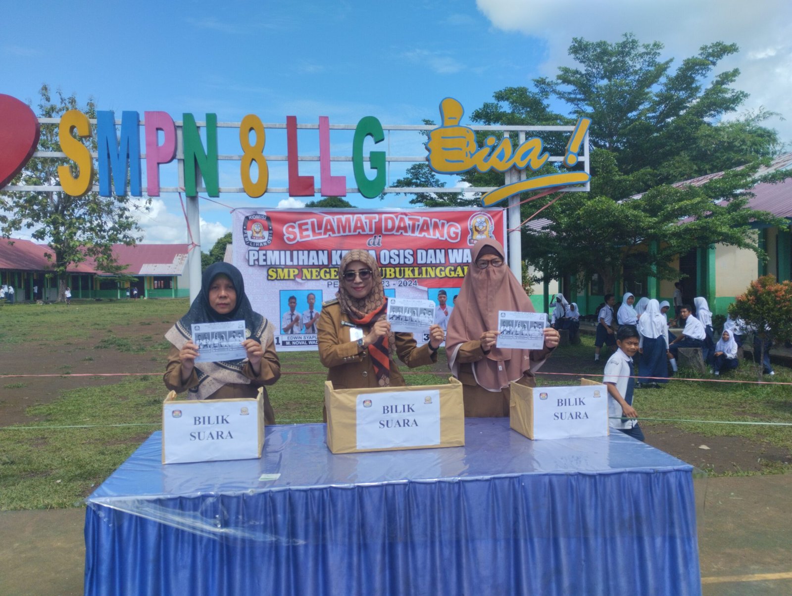 Kepala SMPN 8 Kota Lubuklinggau, Ema Arioktariyana, S.Pd.M.Pd didampingi Wakil kepala Sekolah bersiap melakukan pencoblosan pada pemilihan Ketua OSIS, Selasa 28/11/2023