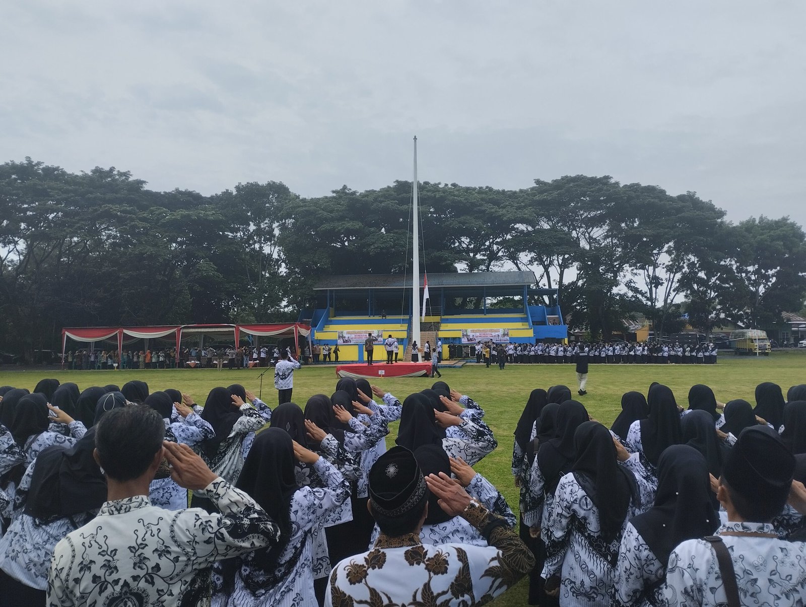 Suasana upacara peringatan Hari Guru Nasional ke 78 di Stadion mini kayu ara, kamis, 30/11/2023. /foto kjng