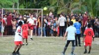 Presiden Jokowi bermain bola bersama sejumlah pelajar di Lapangan Sepak Bola Sorido, Biak Numfor, Papua, Rabu (22/11/2023). (Foto: BPMI Setpres)