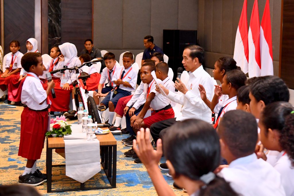 Presiden Jokowi bertemu dengan sejumlah pelajar SD dan SMP di Ballroom Padaido Swiss-Belhotel, Kabupaten Biak Numfor, Provinsi Papua, pada Rabu (22/11/2023). (Foto: BPMI Setpres/Rusman)
