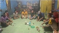 Kapolres Muratara AKBP Koko Arianto Wardani memberikan tali asih kepada Darmadi (52), seorang buruh tani mengaku dianiaya oleh oknum polisi. Penyerahan tali kasih diwakilkan Wakapolres Kompol I Putu Suryawan bersama beberapa pejabat lainnya di jajaran Polres Muratara, Sabtu (25/11/2023).