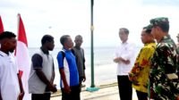 Presiden Jokowi saat meresmikan Kampung Nelayan Modern di Desa Samber dan Binyeri, Kabupaten Biak Numfor, Papua, Kamis (23/11/2023). (Foto: BPMI Setpres)