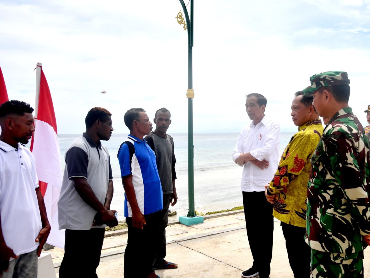 Presiden Jokowi saat meresmikan Kampung Nelayan Modern di Desa Samber dan Binyeri, Kabupaten Biak Numfor, Papua, Kamis (23/11/2023). (Foto: BPMI Setpres)