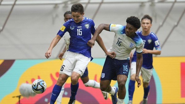 Nomor 16, Pemain Timnas Uzbekistan dan ingris u 17 Saling berebut Bola pada laga 16 besar Piala dunia U 17