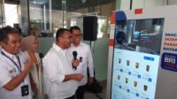 Kementerian BUMN meluncurkan vending machine atau mesin jual otomatis untuk UMKM. 'ATM' tersebut menjual produk-produk khusus UMKM. Baca artikel detikfinance, "Kementerian BUMN Luncurkan 'ATM' Khusus UMKM" selengkapnya https://finance.detik.com/berita-ekonomi-bisnis/d-7058410/kementerian-bumn-luncurkan-atm-khusus-umkm. Download Apps Detikcom Sekarang https://apps.detik.com/detik/