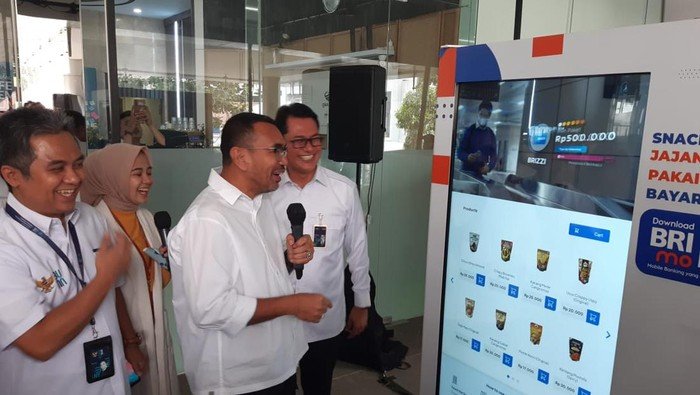 Kementerian BUMN meluncurkan vending machine atau mesin jual otomatis untuk UMKM. 'ATM' tersebut menjual produk-produk khusus UMKM. Baca artikel detikfinance, "Kementerian BUMN Luncurkan 'ATM' Khusus UMKM" selengkapnya https://finance.detik.com/berita-ekonomi-bisnis/d-7058410/kementerian-bumn-luncurkan-atm-khusus-umkm. Download Apps Detikcom Sekarang https://apps.detik.com/detik/