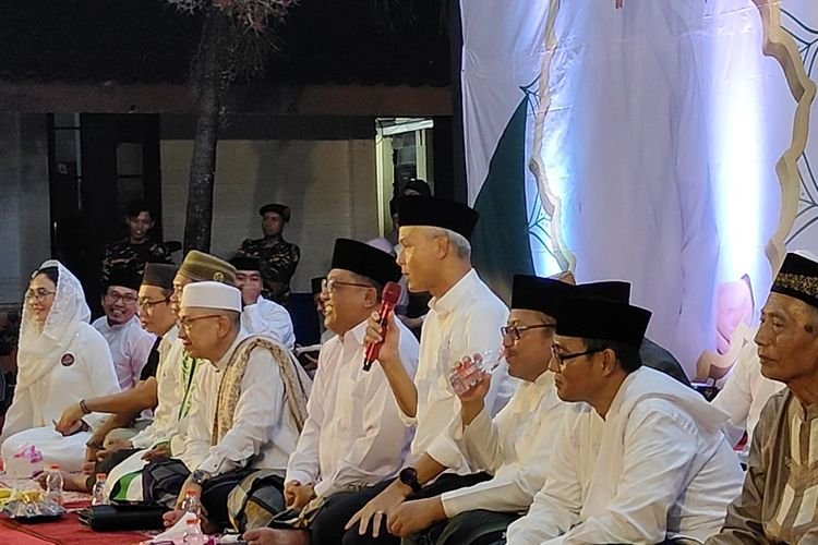 Calon presiden nomor urut 3 Ganjar Pranowo saat bicara di acara Sholawat Kebangsaan Bersama Ganjar di Kabupaten Bekasi, Jawa Barat, Kamis (14/12/2023).(KOMPAS.com/NICHOLAS RYAN ADITYA)