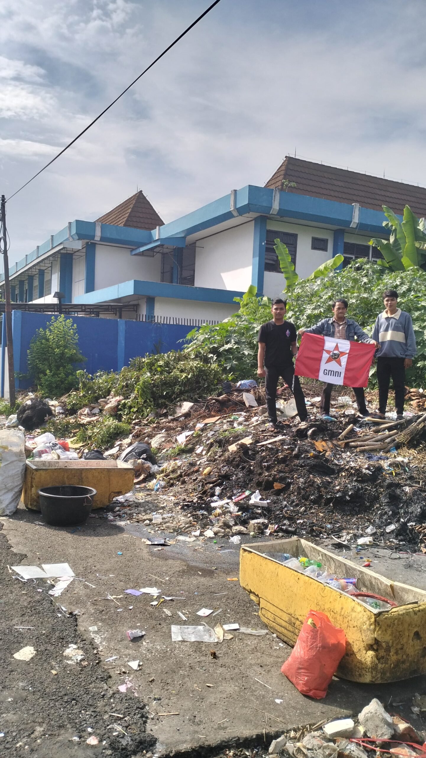 Aktivis GMNI kota Lubuklinggau prihatin dengan sampah yang banyak ditemui di eks perkantoran pemda. Foto dok Gmni