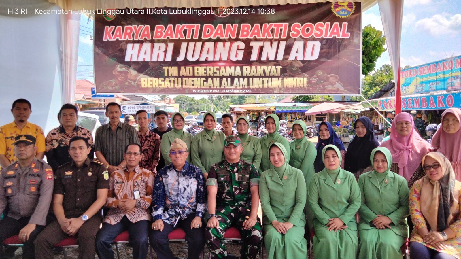 Dandim 0406 Lubuklinggau Letkol Infanteri Kunto Adi Setiawan S.E.,M.Han dan tamu undangan dalam peringatan Hari Juang TNI AD ke-78 foto bersama sebelum bersih-bersih pasar, Kamis 14 Desember 2023