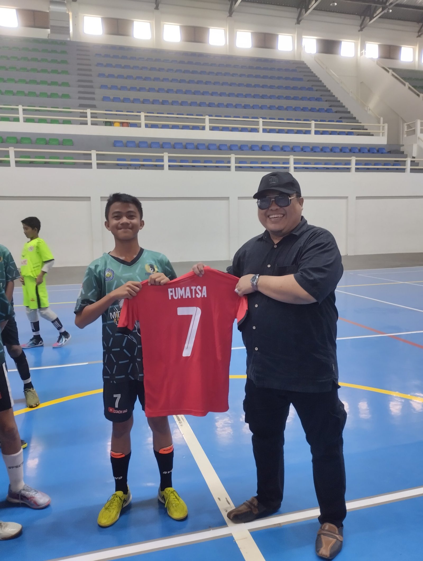 Ketua MPC Pemuda Pancasila Kota Lubuklinggau Alfiansyah Hasan menyerahkan bantuan jersey bertanding kepada Tim Futsal U13 Fumatsa yang akan bertanding di GC AAFI U13 tingkat nasional di Bandung, selasa, 5/11/2023. Foto Kojang