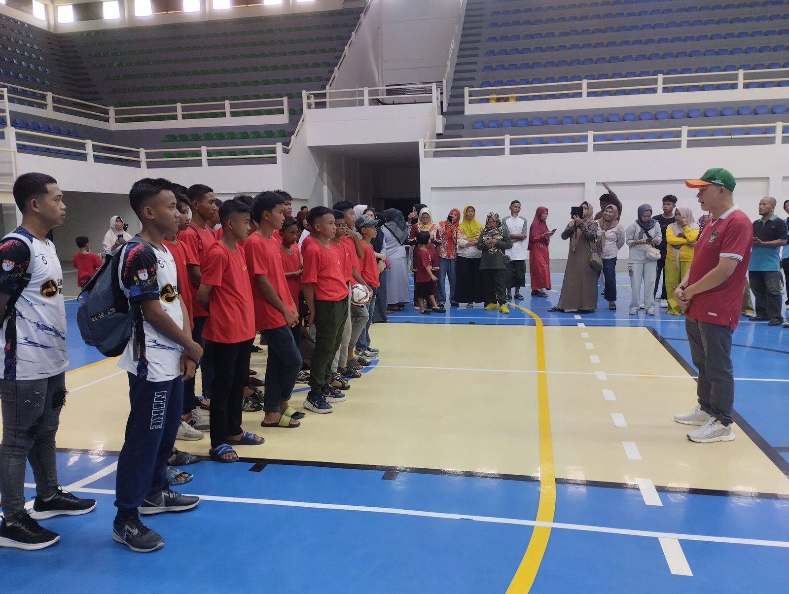 Ketua KONI Lubuklinggau Bambang Rubianto memberikan pengarahan kepada para pemain Futsal U13 dan U16 yang akan berangkat menuju Bandung untuk mengikuti Grand Champions AAFI 2023 di lapangan Futsal TOM Lubuklinggau, Jum'at 08/12/2023. Foto kojang