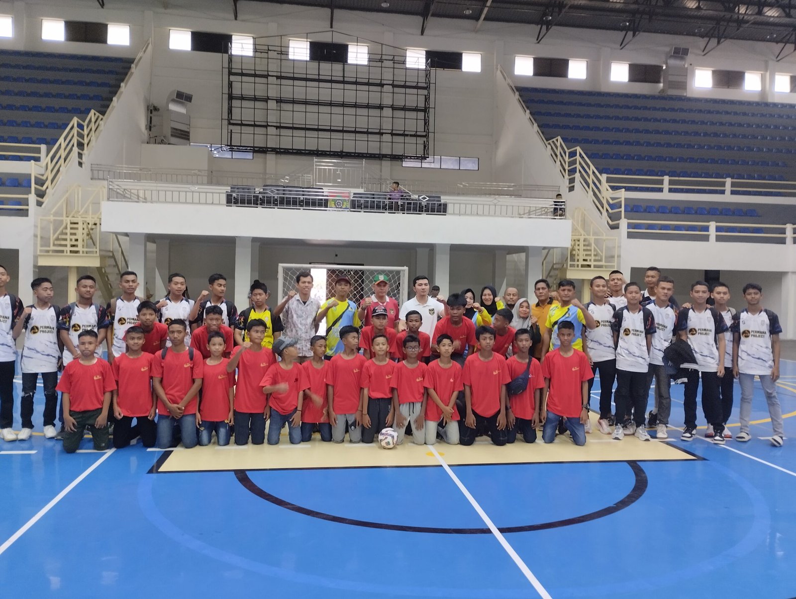 Ketua KONI dan AFKOT berfoto bersama Tim Fumatsa U13 Dan TIM FASS U16 saat acara pelepasan pemain menuju Bandung, di Gor TOM megang, Jum'at 8/12/2023.