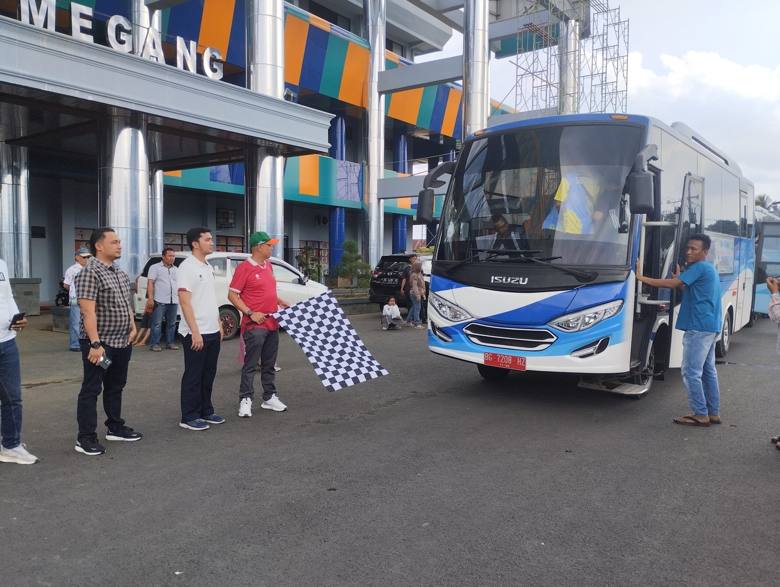 Ketua KONI Bambang Rubianto dan Ketua AFKOT Erik Iskandar Melepas keberangkatan Tim Futsal U13 dan U16 Menuju Bandung