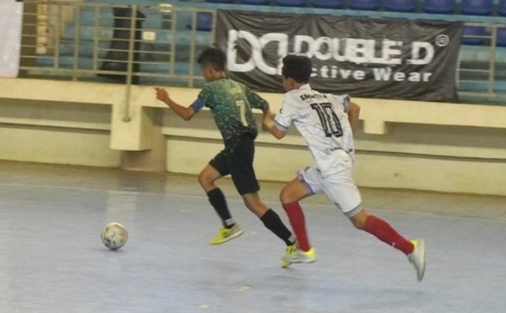 Arsa 7 Fumatsa di kejar pemian Smantic 10 pada pertandingan 8 besar GC AAFI U-13, jum'at 15/12/2023 di GOR ITB jatinangor. Foto Arena futsal sumsel