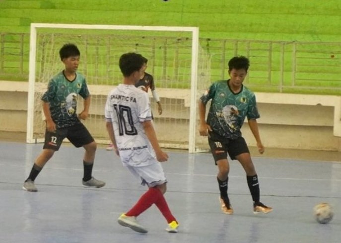 Pemain Fumatsa Fokus bertahan setelah unggul - 0 di babak pertama. Foto arena futsal sumsel