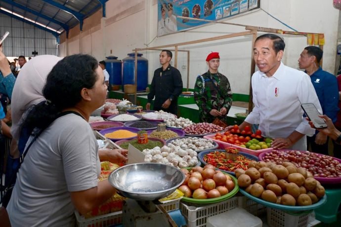 Presiden Jokowi menyapa masyarakat dan pedagang hingga mengecek sejumlah harga kebutuhan pokok di Pasar Oebobo, Kota Kupang, NTT, Rabu (06/12/2023). (Foto: BPMI Setpres/Muchlis Jr)