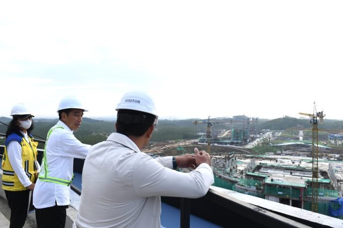 Mengawali kunjungan kerja hari keduanya di IKN, Kamis (21/12/2023), Presiden Jokowi mengunjungi lokasi pembangunan Kantor Presiden. (Foto: BPMI Setpres/Kris)