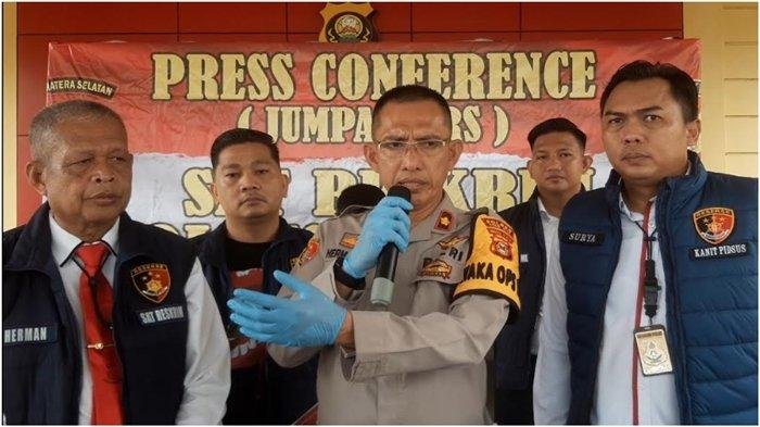 Wakapolres Ogan Ilir Kompol Hermansyah (tengah) saat memberikan keterangan kepada awak media, Kamis (14/12/2023). Polisi mengembangkan kasus penimbunan biosolar di wilayah Ogan Ilir dan Palembang, satu tersangka diamankan. Tak menutup kemungkinan ada pelaku lain.