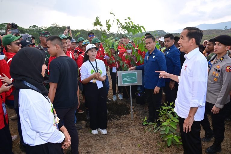 Presiden Jokowi usai melakukan penanaman pohon di lokasi Rehabilitasi Hutan dan Lahan KIPP di Kawasan IKN, Kabupaten Penajam Paser Utara, Provinsi Kalimantan Timur, Rabu (20/12/2023). (Foto: BPMI Setpres/Muchlis Jr)