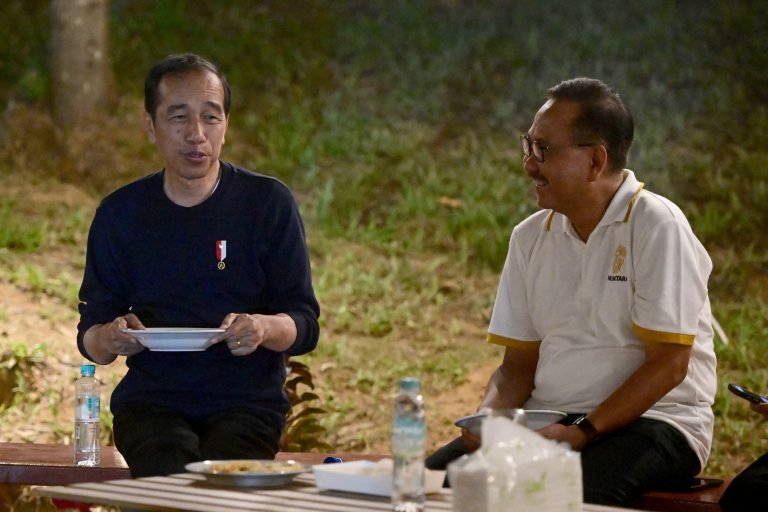 Presiden Jokowi santap malam di Kawasan IKN, Kabupaten Penajam Paser Utara, Provinsi Kalimantan Timur, Rabu (20/12/2023). (Foto: BPMI Setpres/Muchlis Jr)