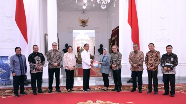 Presiden Jokowi menerima IHPS I Tahun 2023 dari Ketua BPK Isma Yatun, Jumat (08/12/2023), di Istana Merdeka, Jakarta. (Foto: Humas Setkab/Oji)