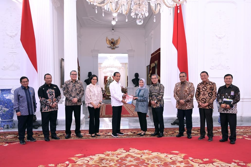 Presiden Jokowi menerima IHPS I Tahun 2023 dari Ketua BPK Isma Yatun, Jumat (08/12/2023), di Istana Merdeka, Jakarta. (Foto: Humas Setkab/Oji)