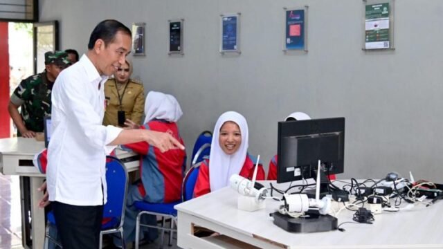 Presiden Joko Widodo mengunjungi SMKN 1 Kedungwuni, Kabupaten Pekalongan, Provinsi Jawa Tengah, pada Rabu, 13 Desember 2023. Foto: BPMI Setpres/Muchlis Jr