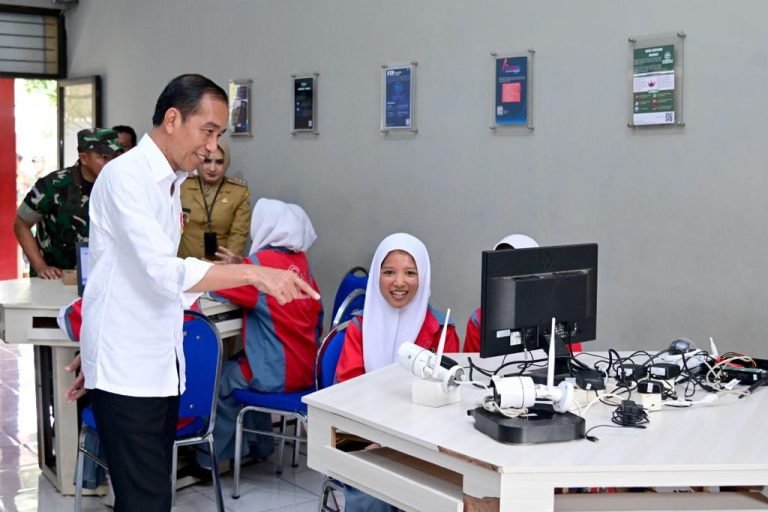 Presiden Joko Widodo mengunjungi SMKN 1 Kedungwuni, Kabupaten Pekalongan, Provinsi Jawa Tengah, pada Rabu, 13 Desember 2023. Foto: BPMI Setpres/Muchlis Jr