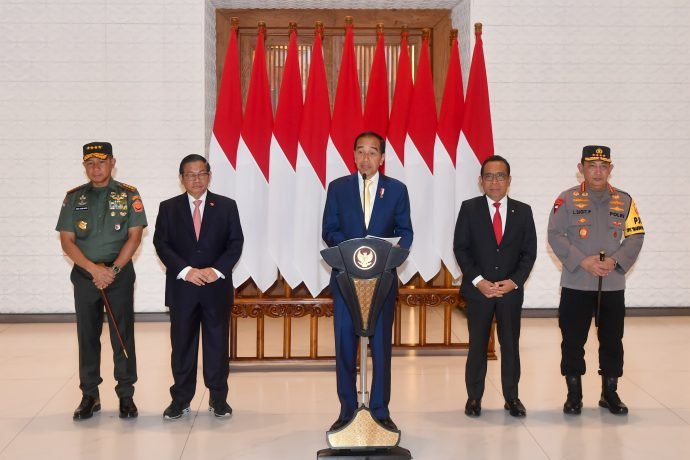 Presiden Jokowi memberikan keterangan pers, di Pangkalan TNI AU Halim Perdanakusuma, Jakarta, Sabtu (16/12/2023). (Foto: BPMI Setpres)