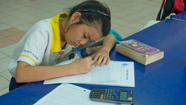 Seorang anak Singapura sedang mengerjakan soal matematika (Getty Images) Seorang anak Singapura sedang mengerjakan soal matematika (Getty Images)