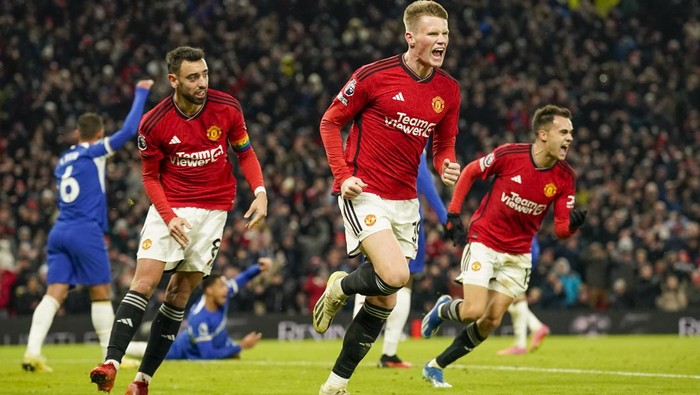 Manchester - Pertandingan Liga Inggris antara Manchester United vs Chelsea sudah tuntas. Scott McTominay membawa Setan Merah menang 2-1 lewat dua golnya.