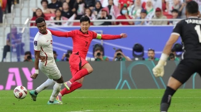 Bek Yordania #03 Abdallah Nasib dan gelandang Korea Selatan #07 Son Heung-min berebut bola pada pertandingan kedua Grup E Piala Asia 2023 antara Yordania vs Korea Selatan di Stadion Al-Thumama di Doha pada 20 Januari 2024. Giuseppe CACACE / AFP.