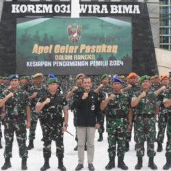 Komandan Korem 031 Wira Bima Pekanbaru, Brigjen TNI Dany Rakca Andalasawan, bersama Komisioner KPUD Riau