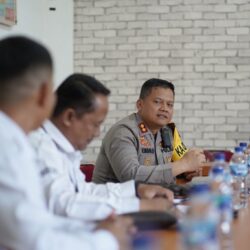 Kapolres Prabumulih, AKBP Endro Aribowo SIk bersama Kabag Ops, Kompol Bobby Eltarik SH MH menyambangi Kantor KPU dalam rangka silaturahmi bersama Komisioner KPU baru saja dilantik