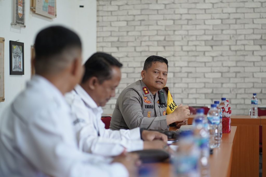 Kapolres Prabumulih, AKBP Endro Aribowo SIk bersama Kabag Ops, Kompol Bobby Eltarik SH MH menyambangi Kantor KPU dalam rangka silaturahmi bersama Komisioner KPU baru saja dilantik