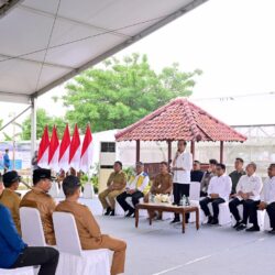 Presiden Jokowi bertemu dengan para kepala desa se-Kabupaten Serang di Desa Margagiri, Kabupaten Serang, Provinsi Banten, Senin (08/01/2024). (Foto: BPMI Setpres/Muchlis Jr)