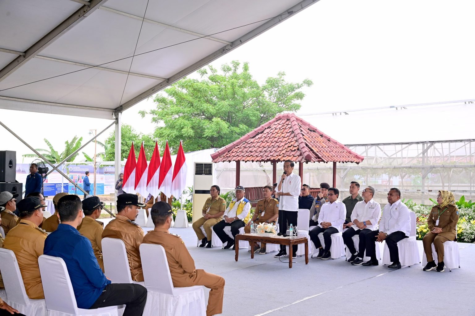 Presiden Jokowi bertemu dengan para kepala desa se-Kabupaten Serang di Desa Margagiri, Kabupaten Serang, Provinsi Banten, Senin (08/01/2024). (Foto: BPMI Setpres/Muchlis Jr)