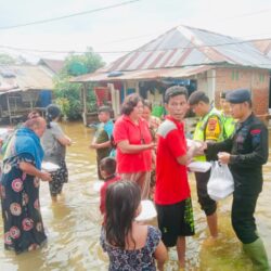 Personel Sat Brimob Polda Sumatera Selatan yang diterjunkan ke lokasi banjir di Musi Rawas Utara sejak 4 hari lalu, ternyata tidak hanya bertugas patroli dan mengevakuasi korban banjir.