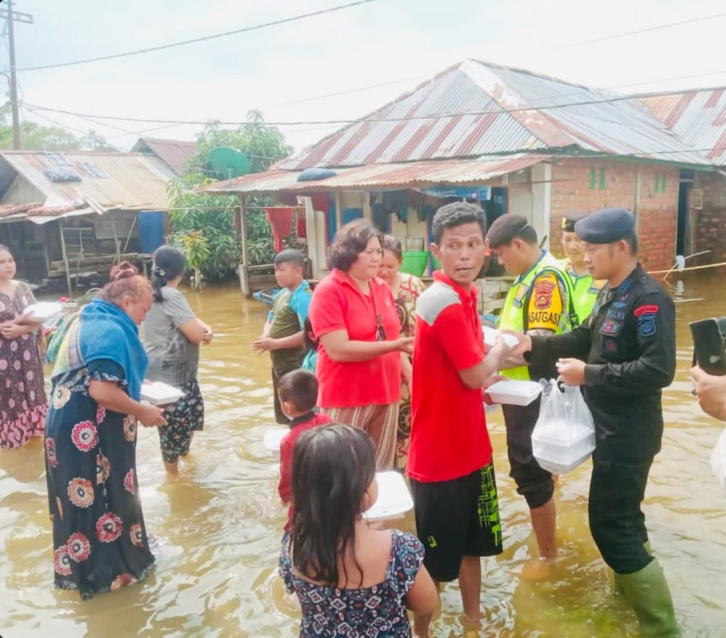 Personel Sat Brimob Polda Sumatera Selatan yang diterjunkan ke lokasi banjir di Musi Rawas Utara sejak 4 hari lalu, ternyata tidak hanya bertugas patroli dan mengevakuasi korban banjir.