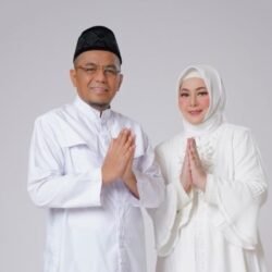 H. Arizal Aziz ( Ajo Sal ) dan Istri sosok dermawan di balik suksesnya klub Josal FC menjuarai Liga 3 Sumbar./Foto koleksi Ajo sal