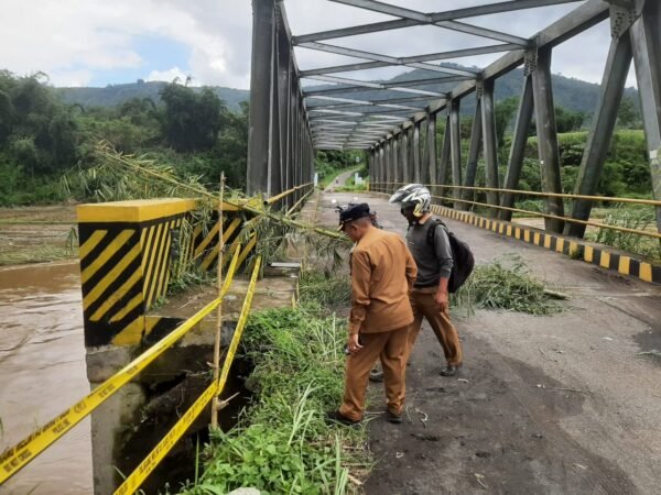 Hujan Deras Jembatan Dusun Sawah Anjlok Suara Pancasila 