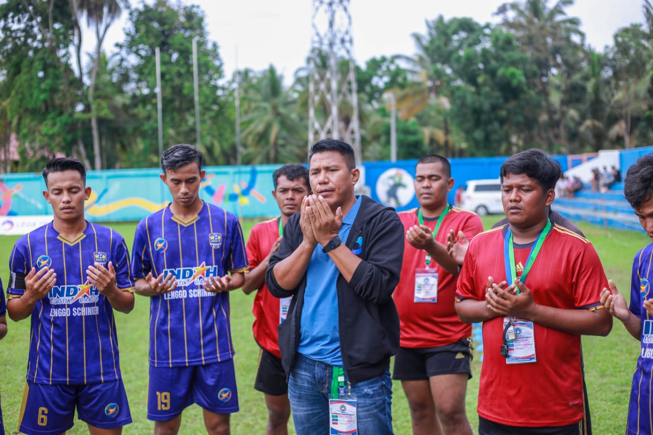 Coach Surya jaya memimpin anak asuhnya berdoa sebelum bertanding di semifinal liga 3 Sumbar. Foto Surya jaya